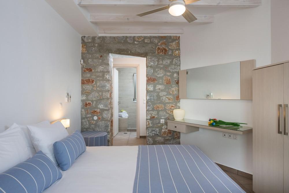 Cedar Bay Beachside Villas Palaiochora Exterior photo