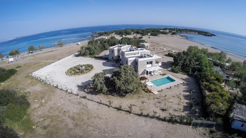 Cedar Bay Beachside Villas Palaiochora Exterior photo